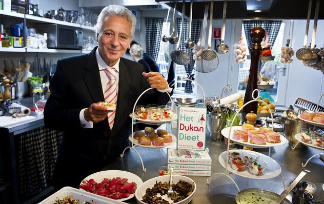Pierre Dukan entouré de délices culinaires