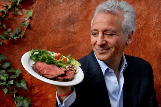 Pierre Ducan et une assiette de viande et de légumes