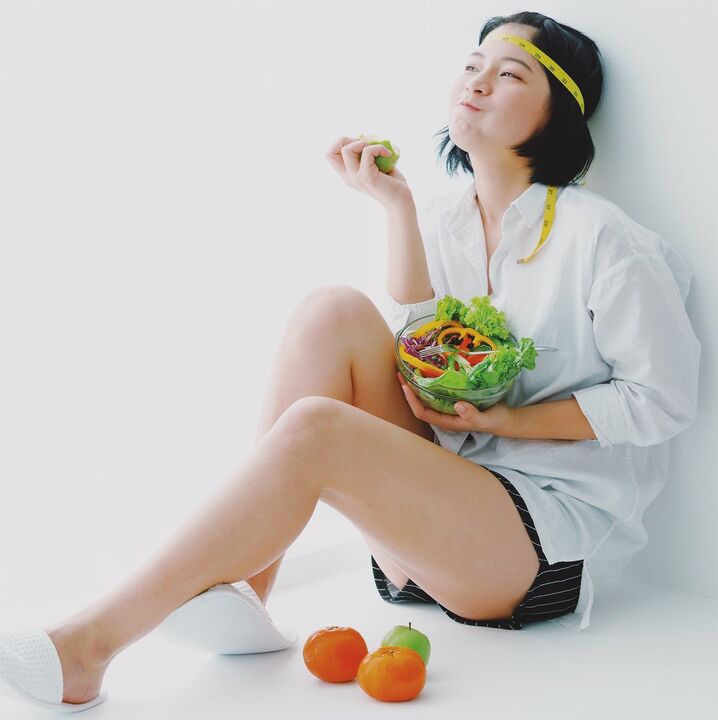 Plat de salade de légumes frais régime japonais perte de poids